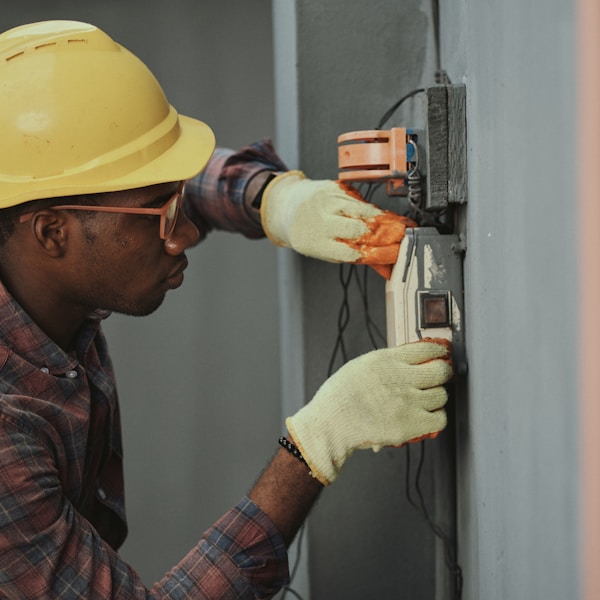 Électricien professionnel au travail